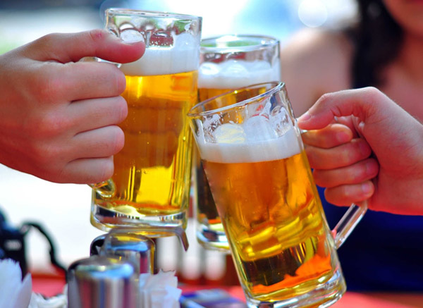Hạn chế tối đa sử dụng bia rượu sẽ giúp giảm axit uric máu